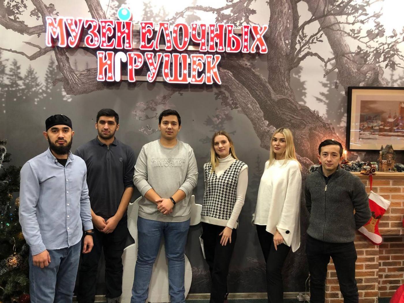 Узбекские студенты в музее елочных игрушек